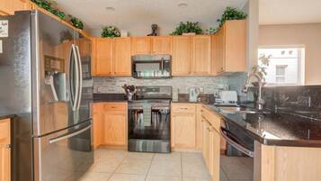 House, 4 Bedrooms | Private kitchen | Dishwasher