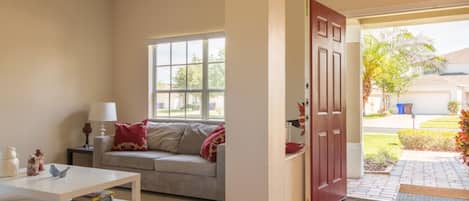 House, 6 Bedrooms | Living area