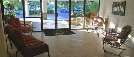 Appartement, 2 slaapkamers | Zitruimte lobby