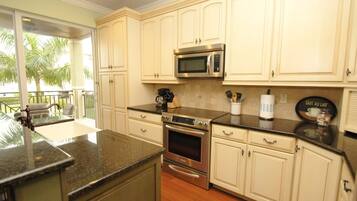 House, 4 Bedrooms | Private kitchen | Fridge, microwave, dishwasher, toaster