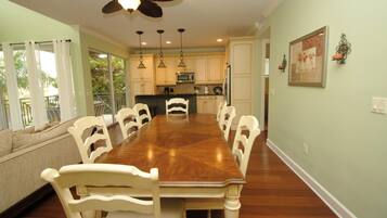 House, 4 Bedrooms | In-room dining