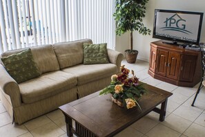 聯排別墅, 3 間臥室 | 起居區 | 電視、 DVD 播放機