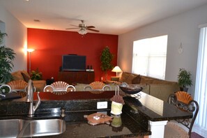 House, 5 Bedrooms | Living area