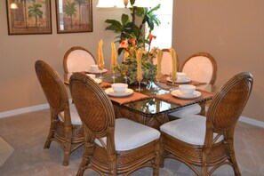 Ferienhaus, 5 Schlafzimmer | Essbereich im Zimmer