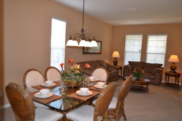 House, 5 Bedrooms | In-room dining