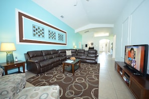 House, 5 Bedrooms | Living area