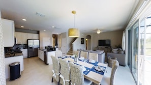 Maison, 6 chambres | Repas dans la chambre