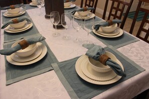 House, 5 Bedrooms | In-room dining