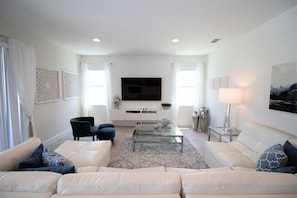 House, 6 Bedrooms | Living area