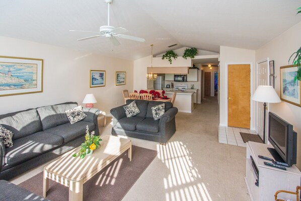 Appartamento, 3 camere da letto | Area soggiorno | TV a schermo piatto, lettore DVD