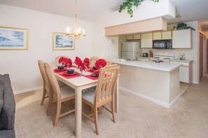 Condo, 3 chambres | Repas dans la chambre