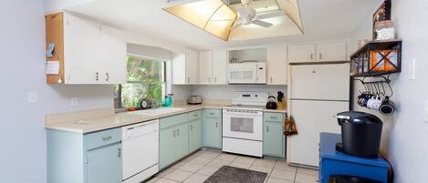 Casa, 3 habitaciones | Cocina privada | Lavavajillas, cafetera y tetera y utensilios de cocina