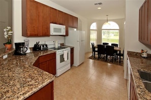 House, 4 Bedrooms | Private kitchen
