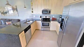 Townhouse, 3 kamar tidur | Dapur pribadi | Lemari es, mesin pencuci piring, dan peralatan masak/sendok-piring