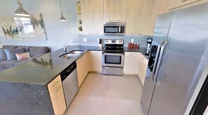 Maison en rangée, 3 chambres | Cuisine privée | Réfrigérateur, lave-vaisselle, vaisselle et ustensiles, congélateur