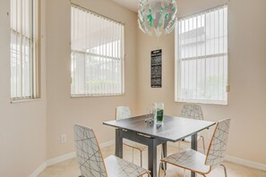 House, 6 Bedrooms | In-room dining - Calabay Parc 328 (Davenport)