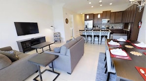 Townhome - 4 sovrum | Vardagsrum | Platt-tv