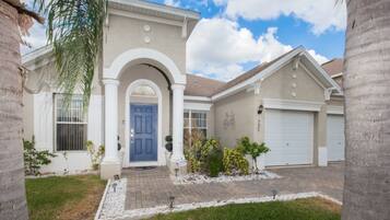 House, 4 Bedrooms | Property entrance
