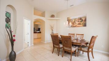 House, 4 Bedrooms | In-room dining