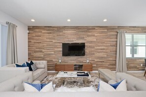 House, 4 Bedrooms | Living area