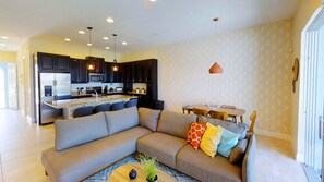 Townhome - 4 sovrum | Vardagsrum | Platt-tv