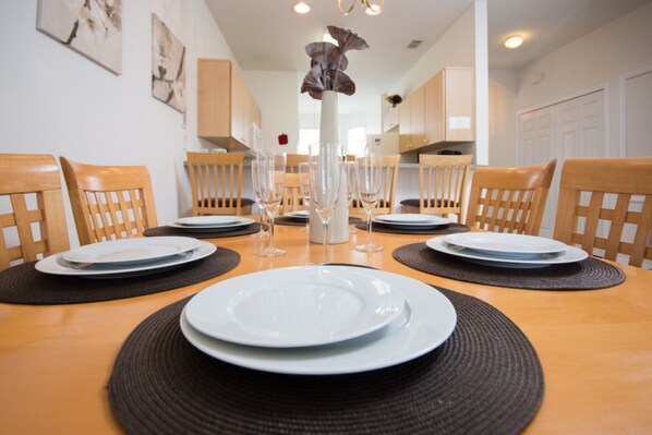 Stadtwohnung, 3 Schlafzimmer | Essbereich im Zimmer