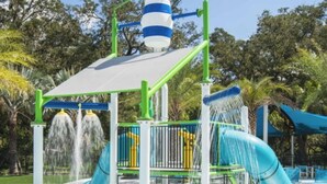 Ein Wasserpark mit Rutschen und einer Wassersäule.