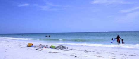 Kondominium, 2 kamar tidur | Pantai | Pantai di sekitar, payung pantai, dan handuk pantai