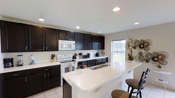 House, 4 Bedrooms | Private kitchen