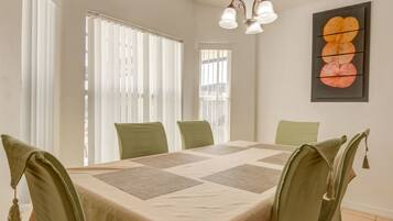 House, 4 Bedrooms | In-room dining