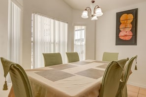 House, 4 Bedrooms | In-room dining