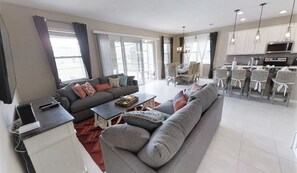 Huis, meerdere bedden | Woonruimte | Een televisie