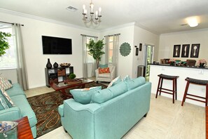 House, 5 Bedrooms | Living area