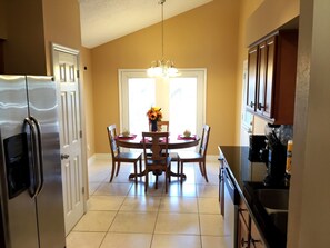 Maison, 4 chambres | Repas dans la chambre