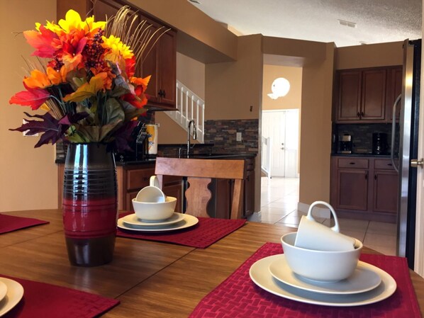 House, 4 Bedrooms | In-room dining