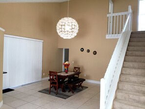 Casa, 4 quartos | Opções para refeição no quarto