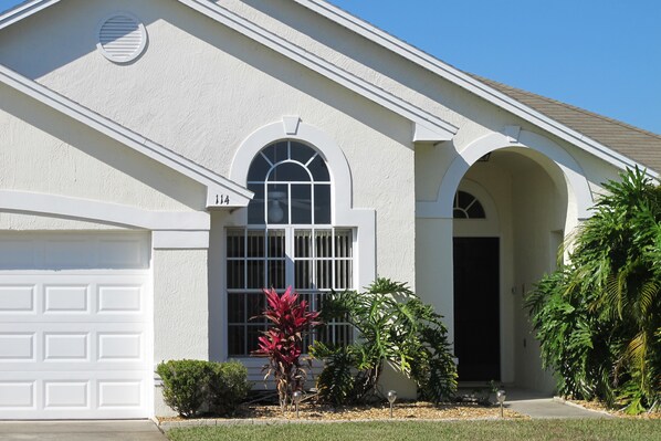 House, 3 Bedrooms | Front of property