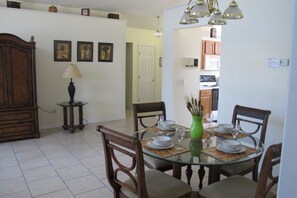 House, 3 Bedrooms | In-room dining