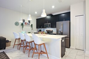 Pientalo, 4 makuuhuonetta | Yksityinen keittiö | Uuni, liesi, astianpesukone, keittoastiat/astiat/ruokailuvälineet