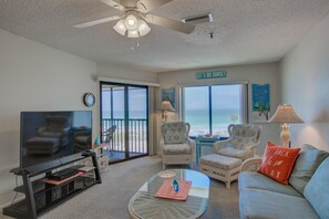 Condo, 2 Bedrooms | Living area
