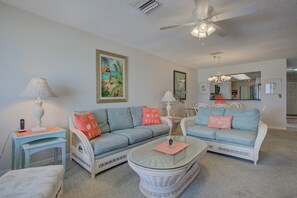 Condo, 2 Bedrooms | Living area