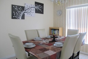 House, 3 Bedrooms | In-room dining