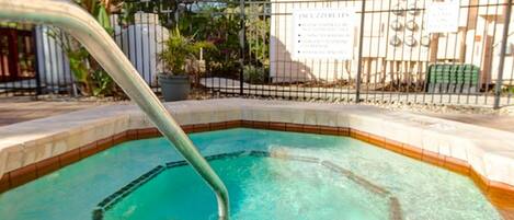 Appart'hôtel, 3 chambres | Bain à remous extérieur