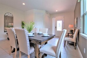 House, 5 Bedrooms | In-room dining