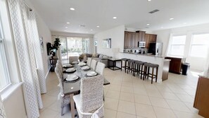 House, 6 Bedrooms | In-room dining