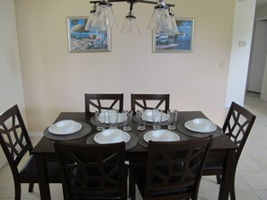 Maison, 3 chambres | Repas dans la chambre