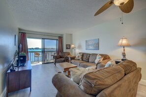 콘도, 침실 2개 | 거실 공간 | 평면 TV, 장난감