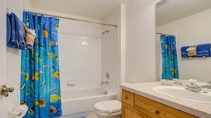 A bathroom with a bathtub, toilet, and sink. - Windsor Palms 2362 (Kissimmee)