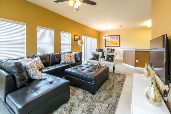 House, 4 Bedrooms | Living area