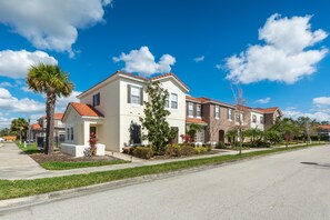 House, 4 Bedrooms | Front of property